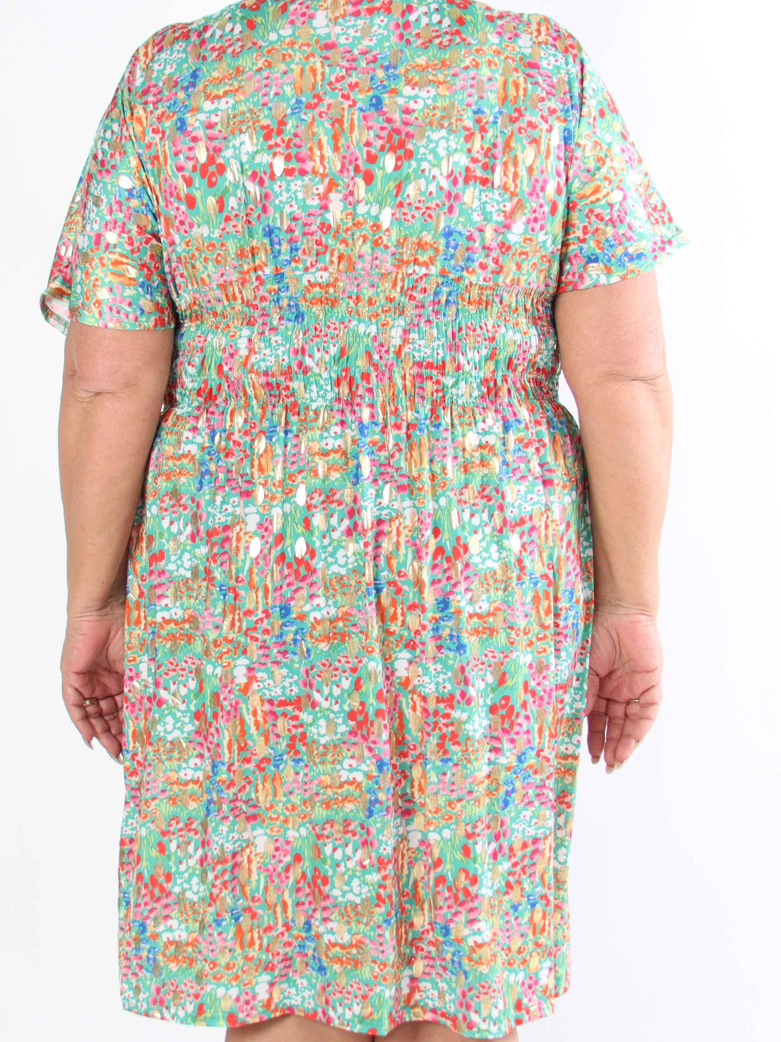 Pams Multi Flower Short - Klänning i plus size med blommönster och gulddetaljer